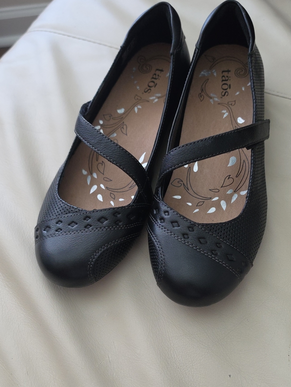 Taos Scamp Leather Mary Jane Flats with Velcro Cross Strap Nwot